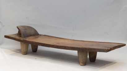 null SENOUFO, Côte d'Ivoire. Lit en bois lourd avec son élégant oreiller en arc de...