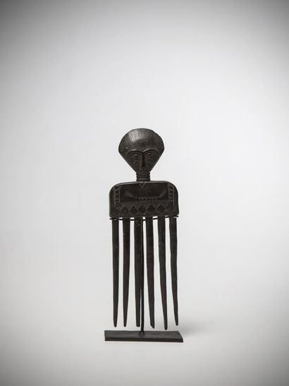 null ATIE, Ivory Coast. Six-toothed comb, finely carved. Geometric patterns in relief...