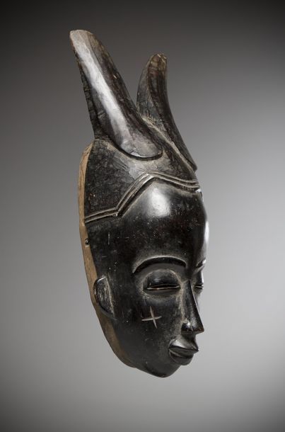 null GOURO, Ivory Coast. Antthropomorphic mask with a rounded forehead, the cap of...