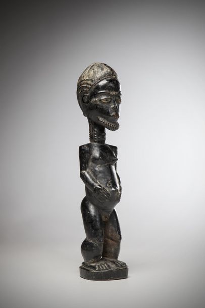null BAOULE, Côte d’Ivoire. Statue d’homme barbu, bras collés au corps, mains posées...