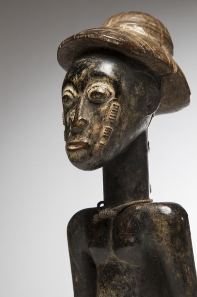 null BAOULE, Côte d’Ivoire. Statue masculine représentant un dignitaire coiffé d’un...