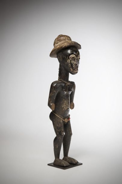 null BAOULE, Côte d’Ivoire. Statue masculine représentant un dignitaire coiffé d’un...