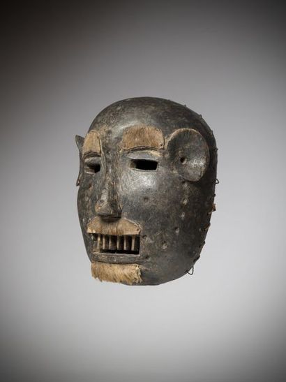 null MWERA, Malawi. Rare masque en bois mi-lourd représentant un visage barbu, sourcils,...