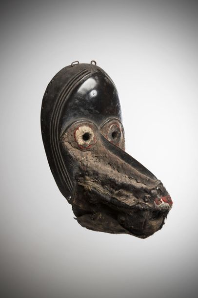null DAN/DIOMANDE, Côte d'Ivoire. Mask with beak with round eyes surrounded by red...