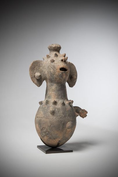 null SHAM/GA’ANDA, Nigéria. Sculpture votive en terre-cuite représentant un personnage...