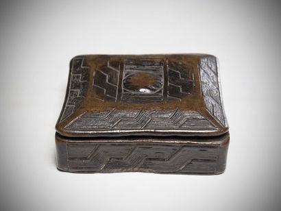 null KUBA, Congo D.R.C. Square-shaped blush box with engraved chevron motifs. Beautiful...