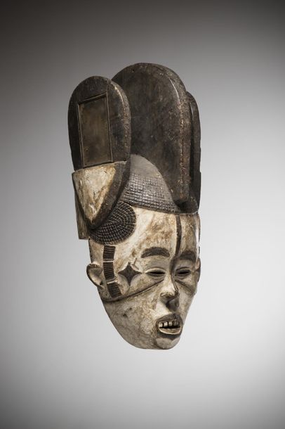 null IBO/IDOMA, Nigéria. Masque heaume blanc au visage légèrement concave. La coiffe...