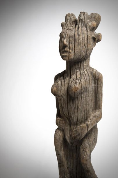 null SAKALAVE, Madagascar. Ancien poteau funéraire représentant une femme, les bras...