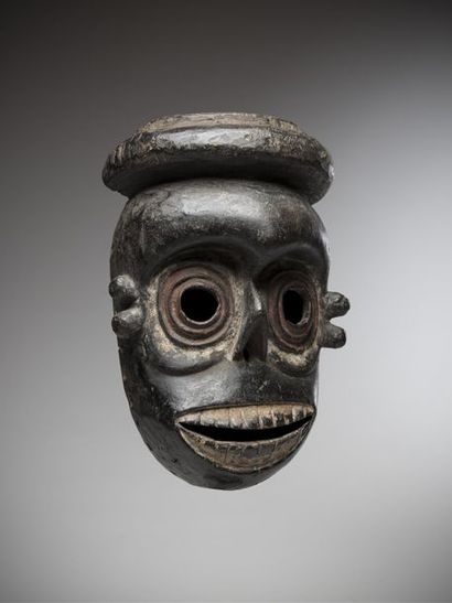 null IBIBIO, Nigéria. Très ancien masque aux yeux ronds entourés de cercles concentriques....