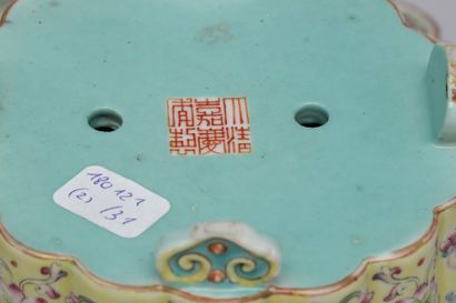 null Paire de JARDINIERES de table avec presentoirs en porcelaine à décor sur fond...