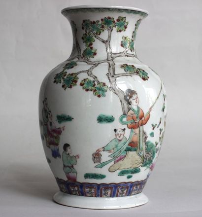 null Vase en porcelaine de forme balustre à décor émaillé polychrome d'une femme...