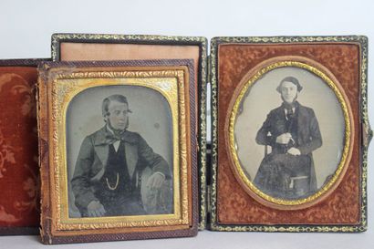 null Deux daguerréotypes sous coffrets représentant des portraits d' hommes 
