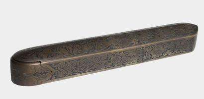 null Plumier en laiton niellé de forme étui dans le style Kadjar Long. : 23 cm