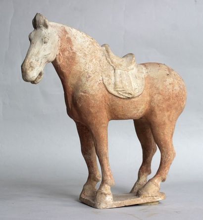 null STATUETTE en terre cuite patinée représentant un cheval debout, Chine ancienne...
