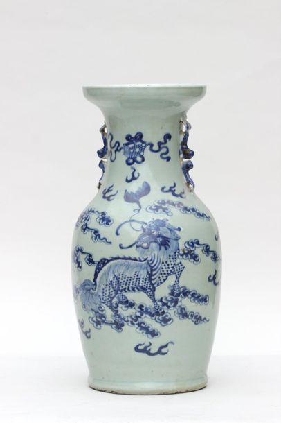 null Vase en pocerlaine à décor bleu de dragons dans des nuées sur fond céladon....