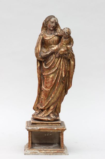 Vierge à l'Enfant en bois et stuc doré reposant...