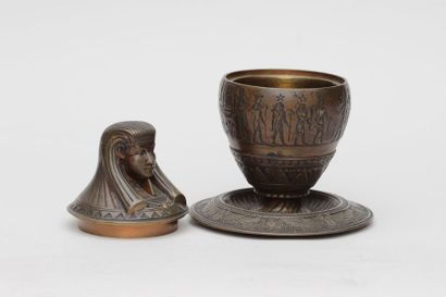 null POT COUVERT en bronze patiné  à décor egyptien, travail vers 1900  Haut. : 21...