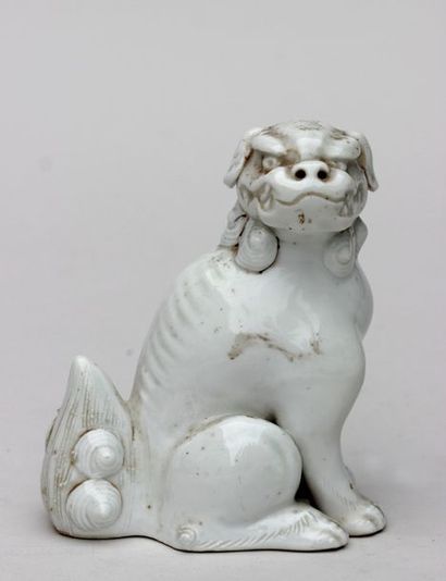 null Sujet en porcelaine dite "blanc de Chine" représentant une chimère assise. Haut...