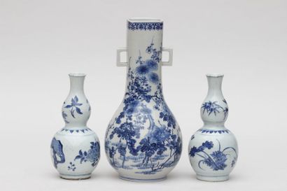 null VASE à col long et deux petits vases de forme coloquinte en porcelaine à décor...