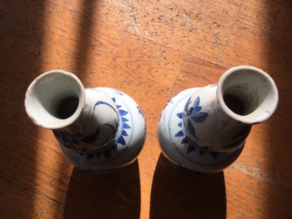 null VASE à col long et deux petits vases de forme coloquinte en porcelaine à décor...