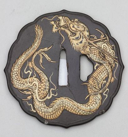 null TSUBA Maru gata à bordure contournée en laque à motif sur les deux faces d'un...