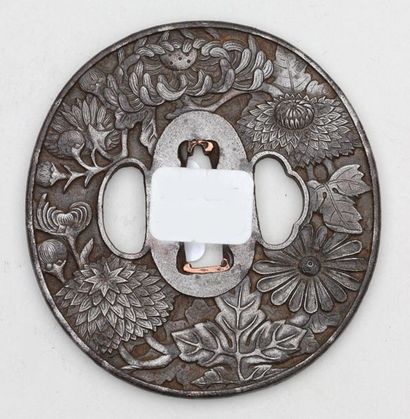 null TSUBA Naga maru gata en fer à motif sur les deux faces de fleurs et feuillages,...