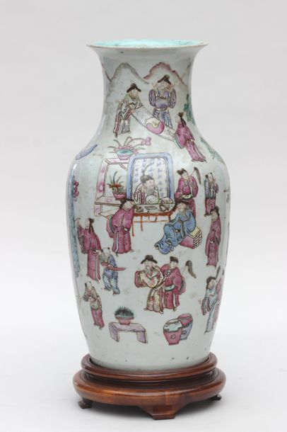 null VASE en porcelaine de forme balustre à décor polychrome de personnages dans...