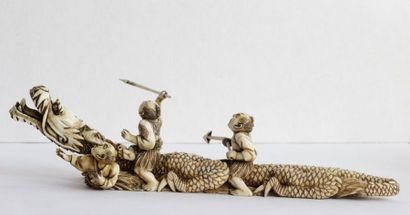 null Groupe en ivoire représentant un dragon chevauché par quatre guerriers, signé,...