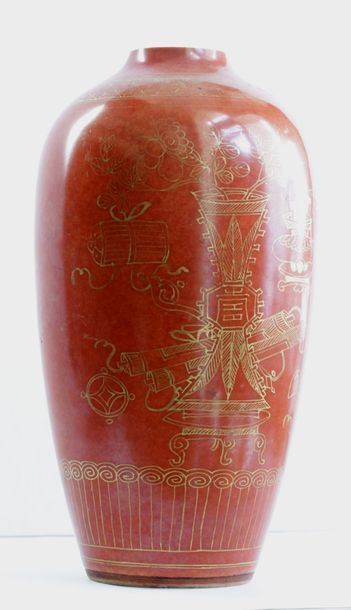 null VASE de forme oblongue en porcelaine de la Chine à fond rouge brique et motifs...