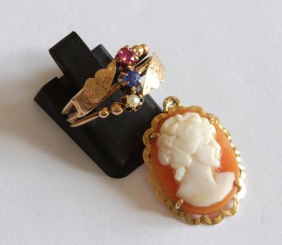  LOT of a ring decorated with three small colored stones and a pendant with a cameo...