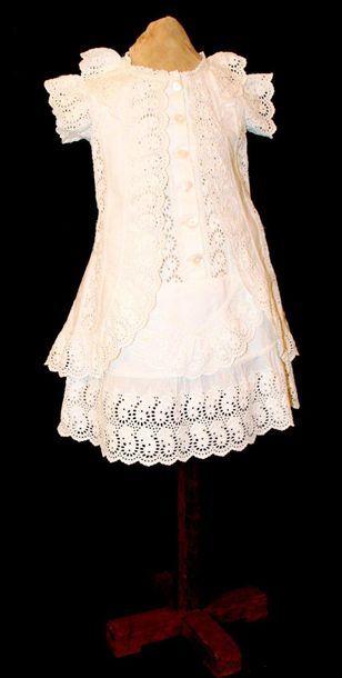 null Young girl white cotton dress, superbly made, without sleeves (circa 1885) Aged...