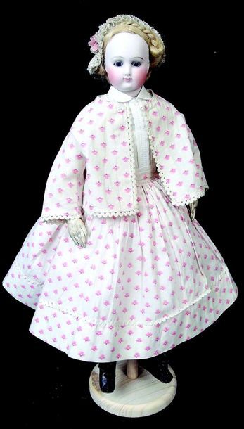 null Nice parisienne doll with swivel neck on shoulderplate, pressed bisque, cmosed...