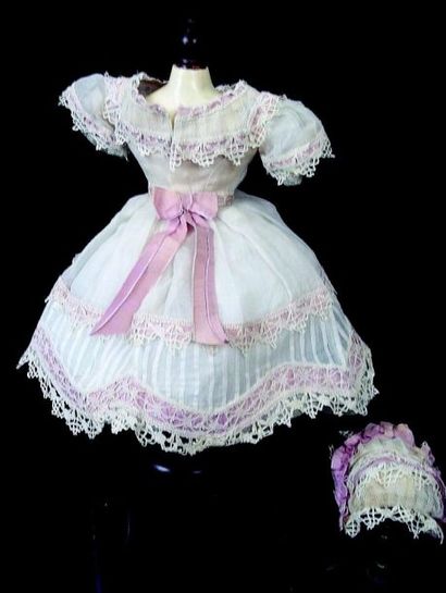 null -Petite robe de poupée parisienne en organdi avec décor de dentelle et faveur...