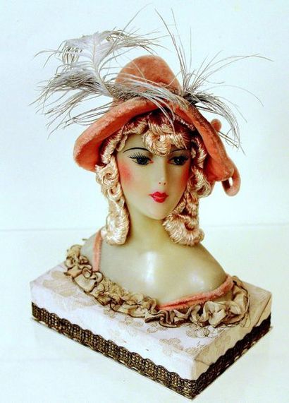 null Squarred candy box with a wonderfull Lady headfrom the 30th with a pink velvet...