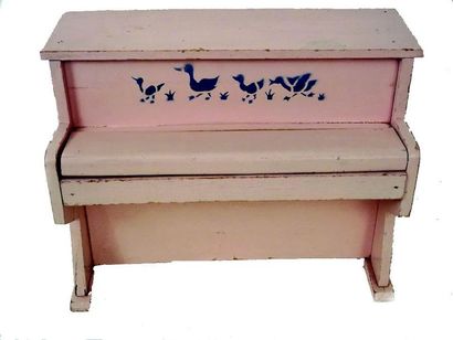 null Petit piano d’enfant en bois peint en rose. A raccorder. (circa 1950) Format :...