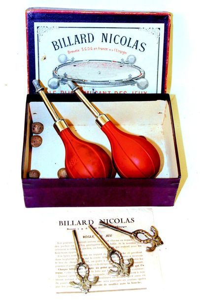 null -Boîte d'accessoires pour le BILLARD NICOLAS , comprenant 3 lyres en métal chromé,...