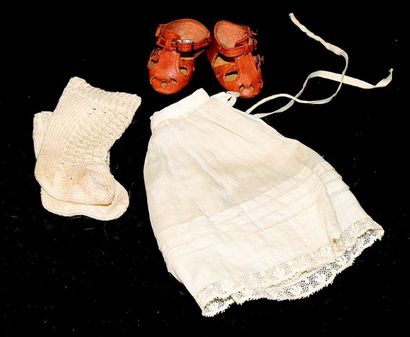 null Pair of leather sandals. L sole :2 ½ »+ pair of antique socks + petitcoat.
