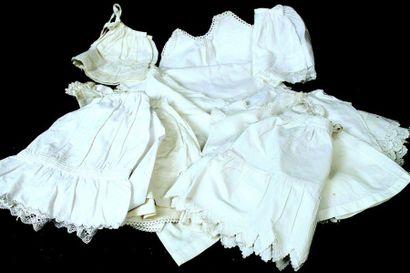 null Large group of antique underrwears for bébés in several size, inclusing 7 petitcoat...