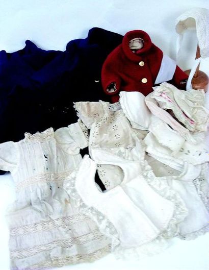 null -Important et intéressant lot de vêtements de bébés; quatre manteaux en lainage(3...