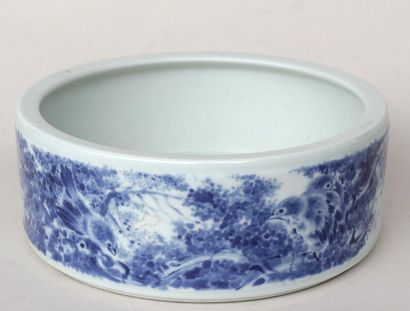 null COUPE rince-pinceau en porcelaine de forme ronde à décor en camaieu de bleu...