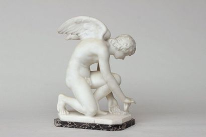 null Sculpture en rondebosse sur albâtre représentant un angelot accroupi jouant...