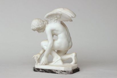 null Sculpture en rondebosse sur albâtre représentant un angelot accroupi jouant...