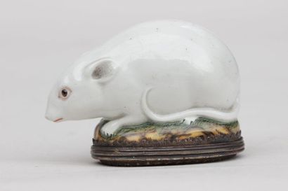 null BOITE à priser en porcelaine représentant une souris sur une base s'ouvrant...