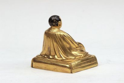 null LAMA assis sur un socle en forme de coussin en bronze doré, Tibet XIXeme siècle...