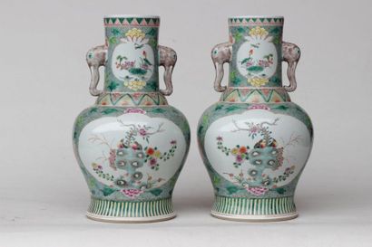 null Pair of porcelain VASES of pansue shape with floral enamel decoration, elephant...