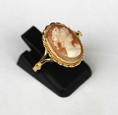 null Small RING in 750°/°° yellow gold decorated with a cameo representing a woman's...