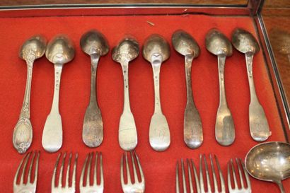 null LOT mismatched silver
10 forks - 8 spoons - one sauce spoon 
Hallmarks: Rooster...