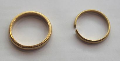 null Two Yellow Gold Alliances sold broken into pieces Weight: 8.5 grams