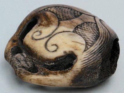 null MANJU en corne de cerf représentant une cloche ciselée de motifs stylisés. Japon,...