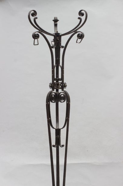 null Wrought iron LAMPADAIRE FOOT, work circa 1925 Top. : 176 cm (glassware cup is...